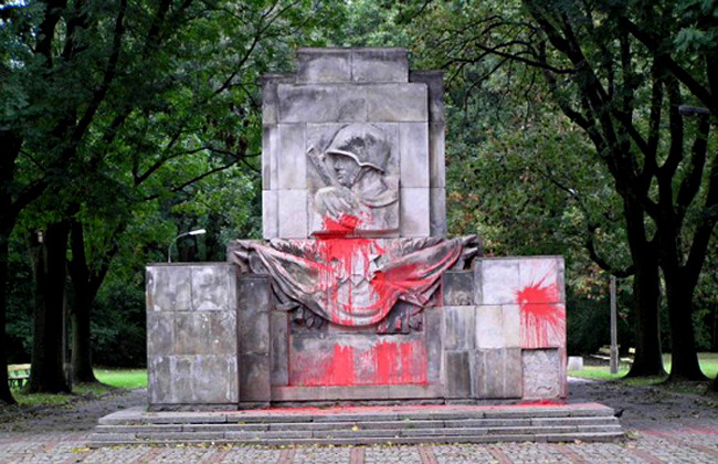 В Польше начнуть сносить советские памятники
