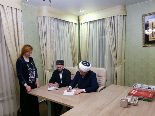Камиль хазрат Самигуллин и Альбир хазрат Крганов подписывают петицию