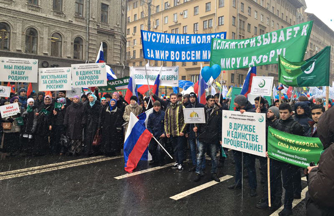 Мусульмане вышли с плакатами в центр Москвы