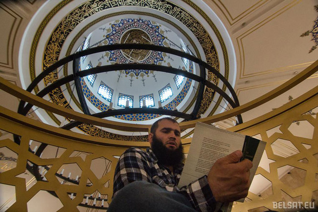Мусульманин читает книгу