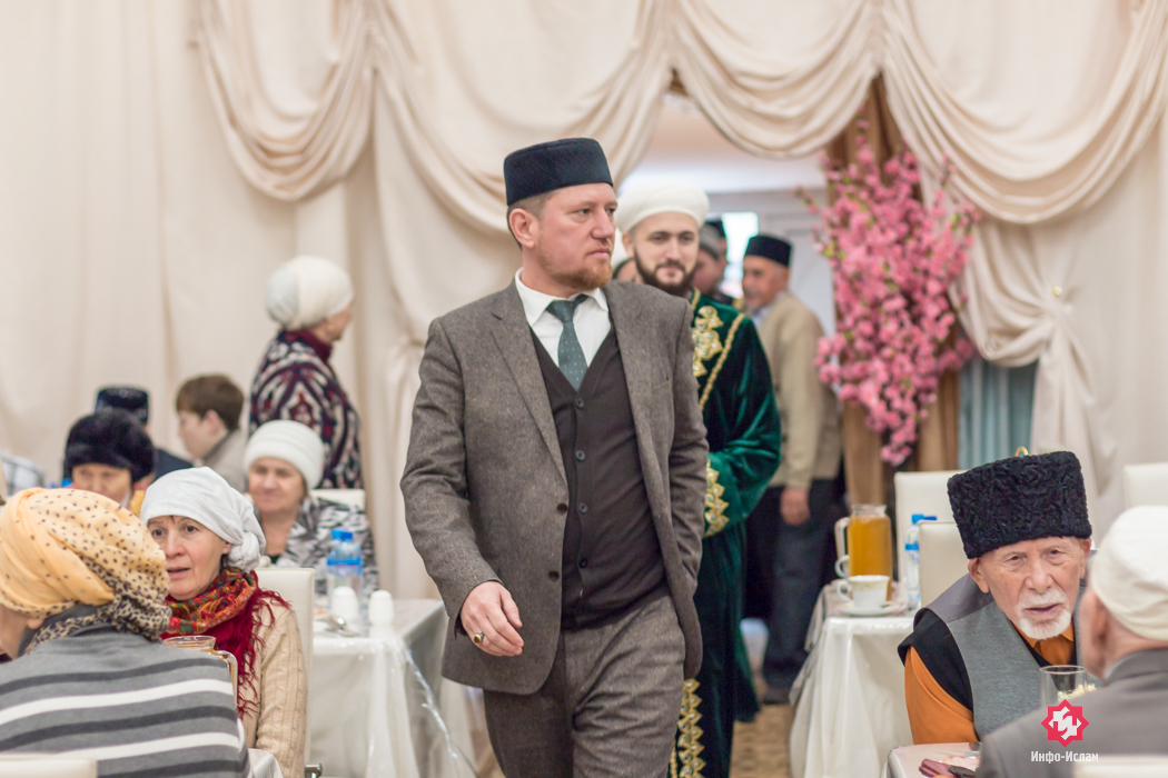 Зам.муфтия Татарстана Илдар Баязитов проходит на мероприятие