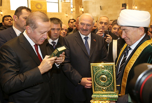 Эрдоган рассматривает подаренный ему Коран