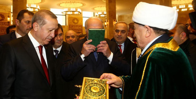 Лукашенко целует Коран