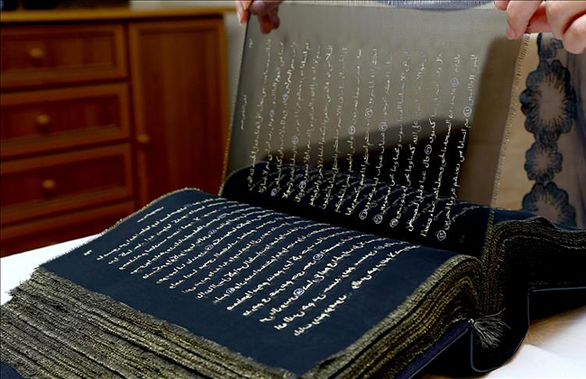 В Азербайджане изготовили Коран из шелка