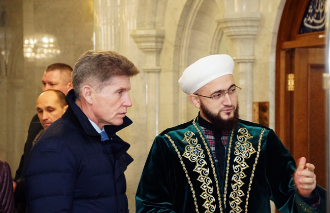 Губернатор Сахалинской области посетил мечеть Кул Шариф