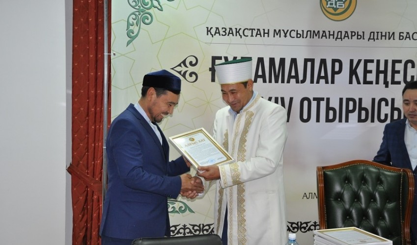 Верховный муфтий Казахстана наградил улемов