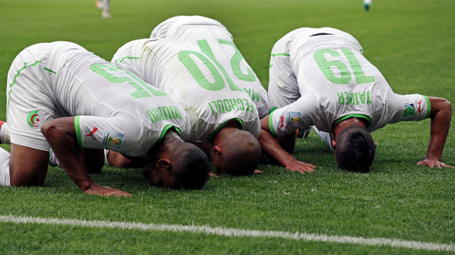 Футболисты Сборной Алжира слева направо: Аль-Арби Хиляль Судани, Софья
