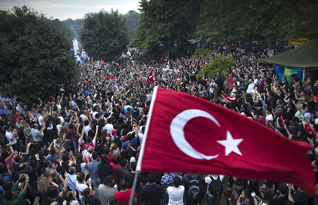 Тысячи людей в Стамбуле вышли на акции протеста против России