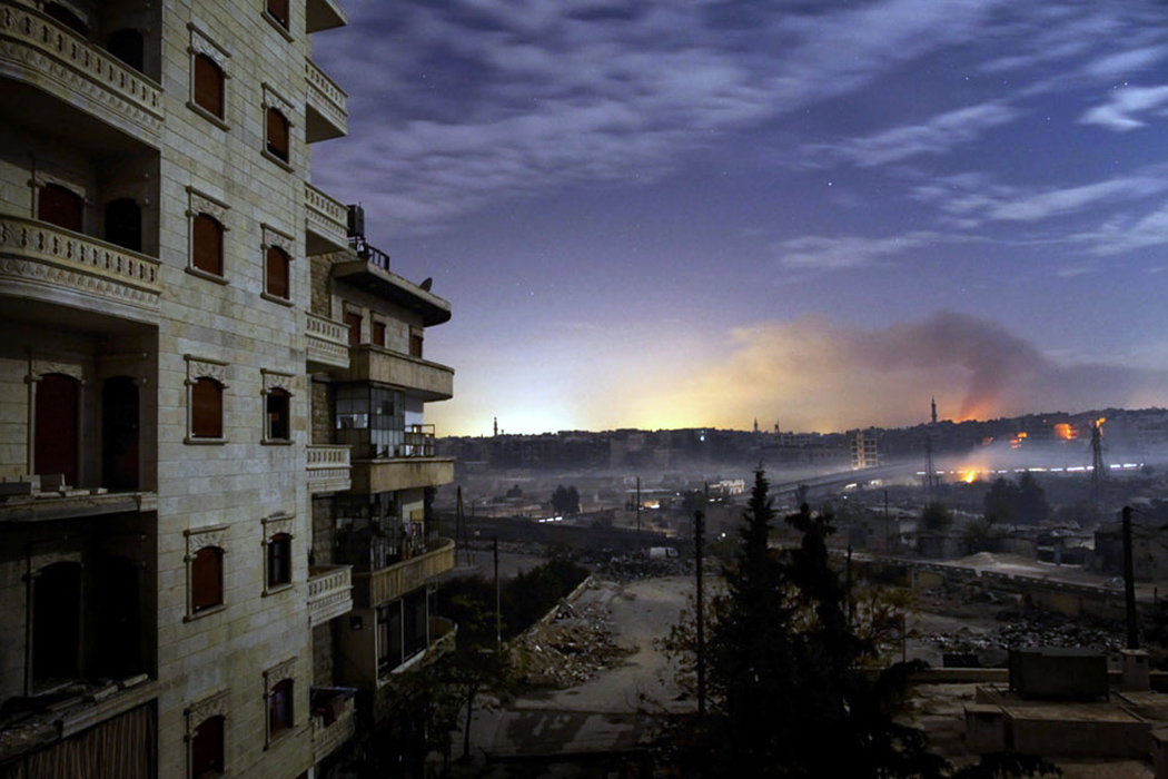 Дым поднимается над районами северного города Алеппо Бустан и аль-Баша
