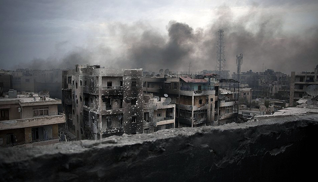 Дым поднимается над районов Саиф Аль Даула в Алеппо, Сирия 