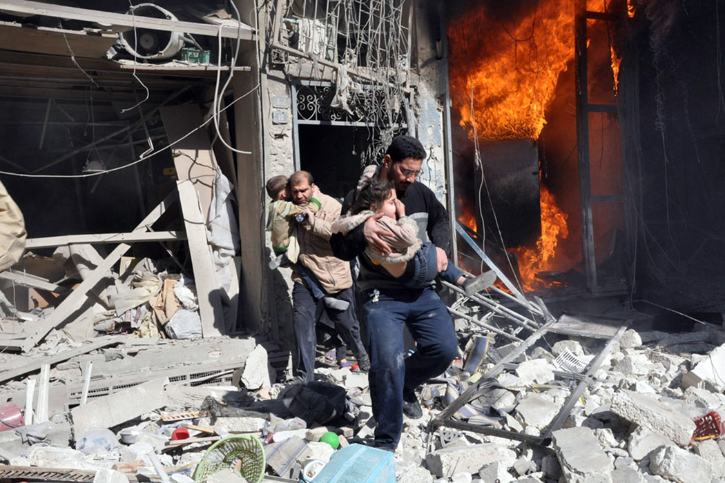 Мужчины выносят детей из горящего здания в Алеппо