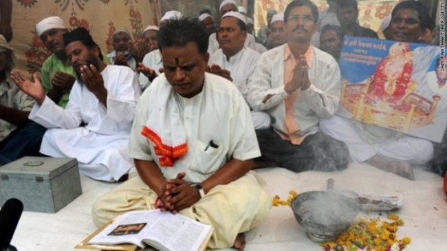 Мусульмане на священном ритуале индусов