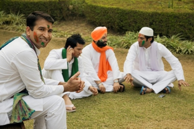Мусульман, сикх и индус на празднике Холи