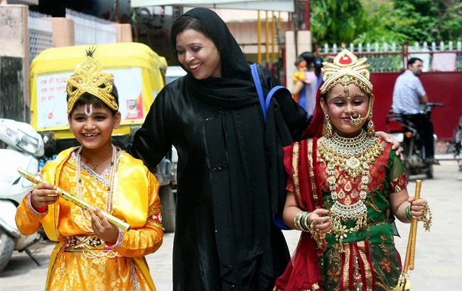 Дети из мусульманских семей участвуют на индуистских праздниках