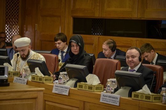 Татарстанская чиновница пришла на работу в черном хиджабе