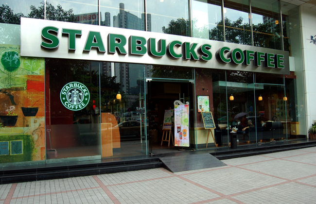 Starbucks примет на работу 10 тысяч беженцев