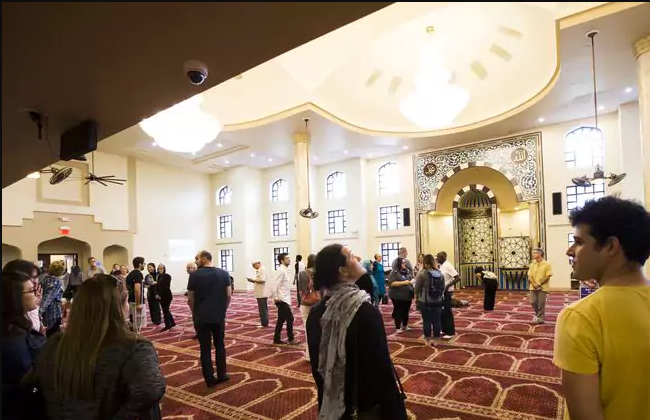 В США сотни американцев собрались в мечети