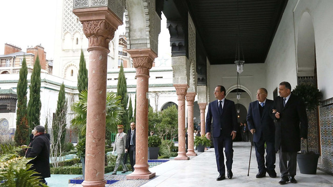 Глава Франции Франсуа Олланд посещает мечеть