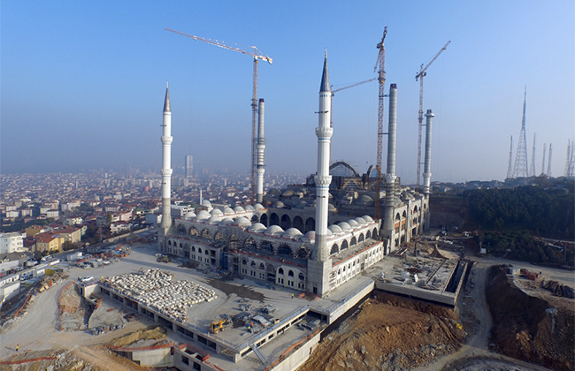 На самой большой мечети Турции  установили полумесяц весом 4,5 тонны