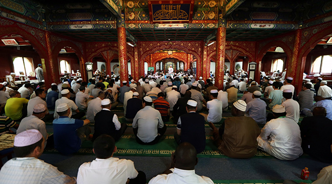 Китайские мусульмане слушают пятничную проповедь в мечети Нюцзе