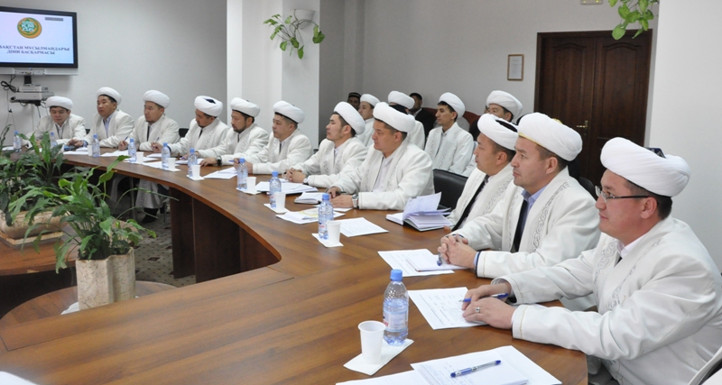 В Казахстане проповеди будут проводить на двух языках