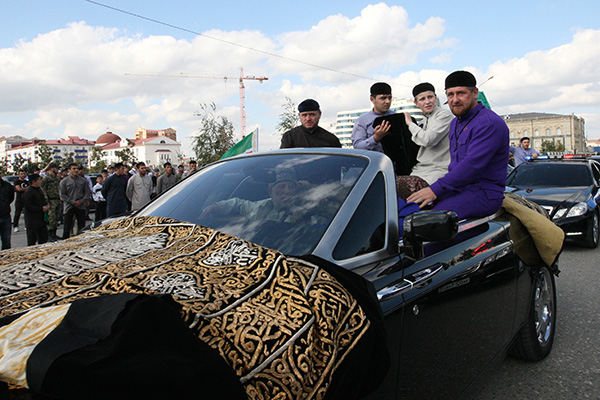 Кадыров едет по улицам Грозного