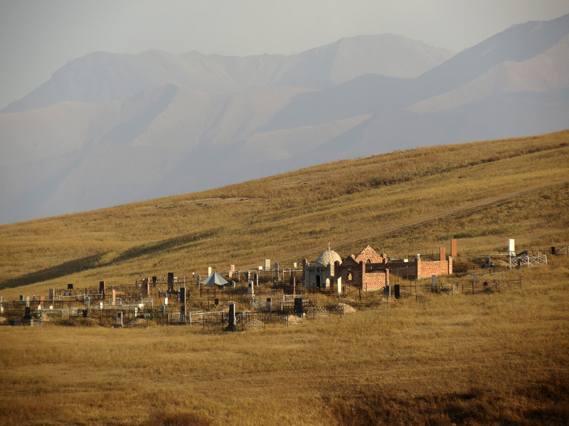 В Киргизии разделят кладбища по религиозной принадлежности