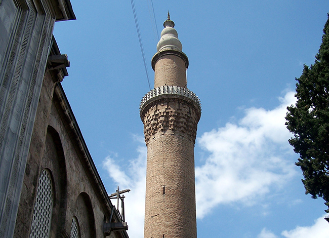 Один из двух минаретов мечети
