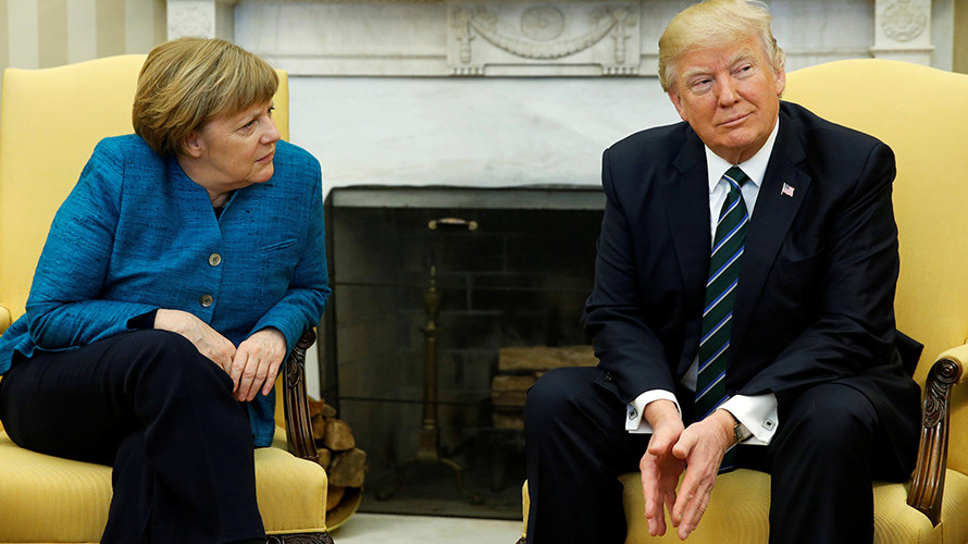 Трамп встретился с Меркель и отказался пожать ей руку