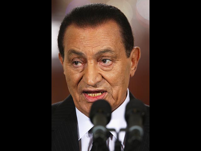СМИ: Хусни Мубарак освобожден из-под стражи и вернулся домой