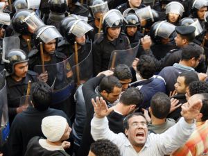 Каир: армейские подразделения заняли здание МВД