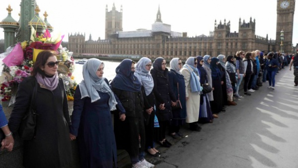 Мусульманки вышли в центр Лондона в память о жертвах  теракта