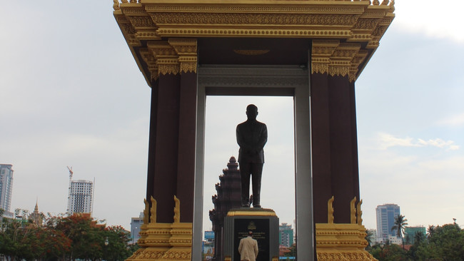 Памятник экс-главе Камбоджи Нородому Сиануку в центре Пномпеня