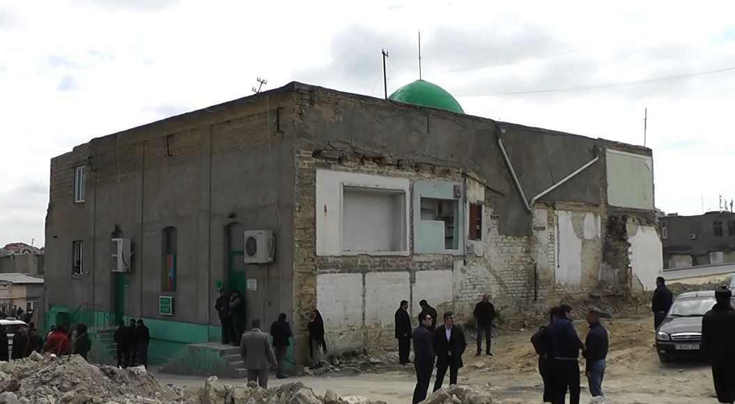Алиев приказал приостановить снос мечети в Баку