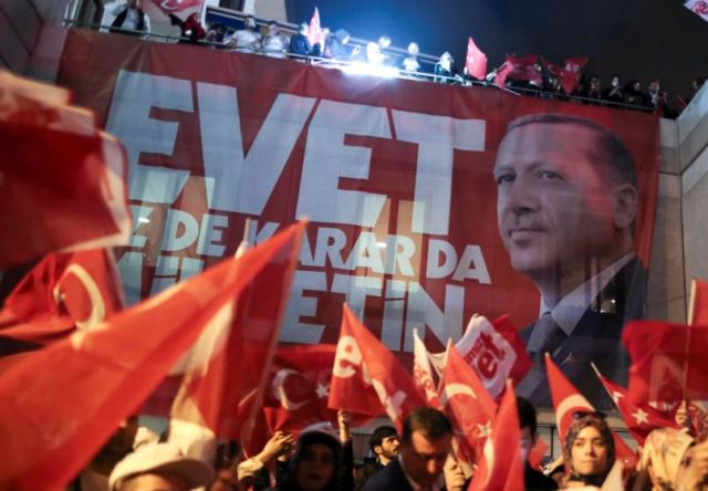 Граждане Турции проголосовали за поправки в конституцию страны