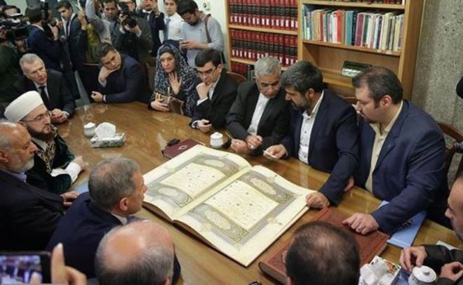 В Иране делегацию из Татарстана познакомили с самым большим рукописным Кораном в мире