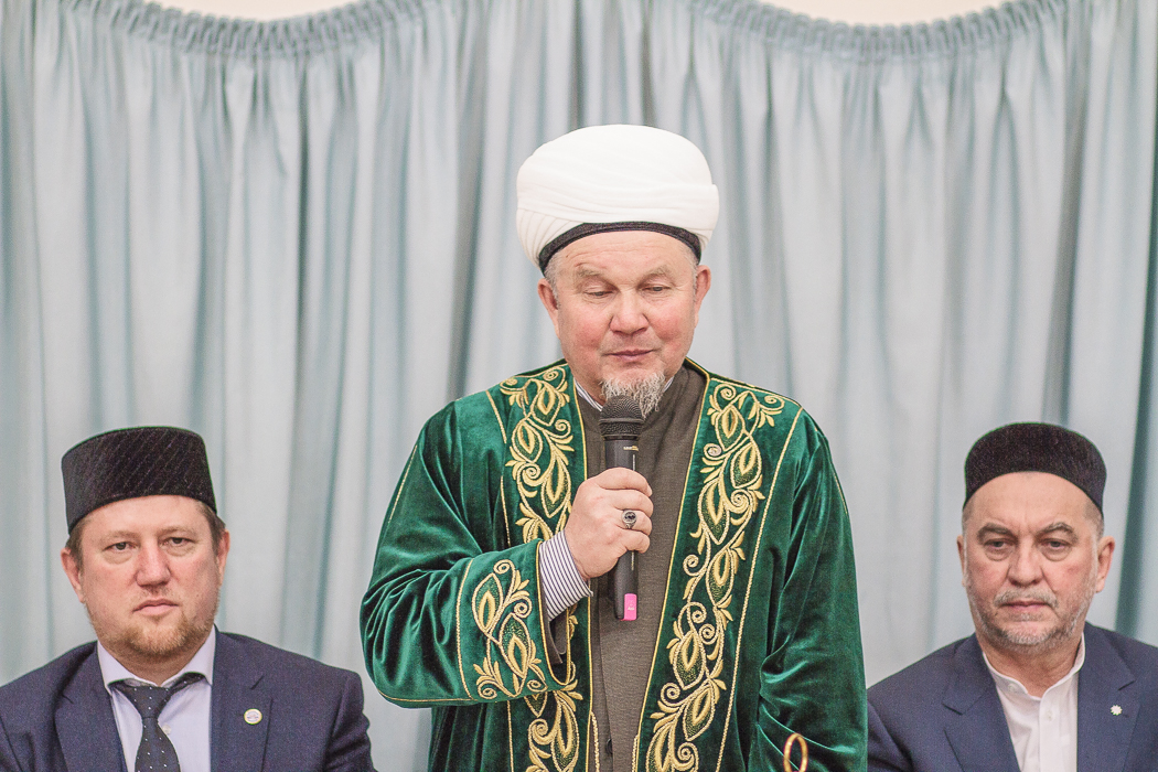 Фазлыев передал от муфтия слова поздравления председателю фонда «Ярдэм» и вручил ему медаль