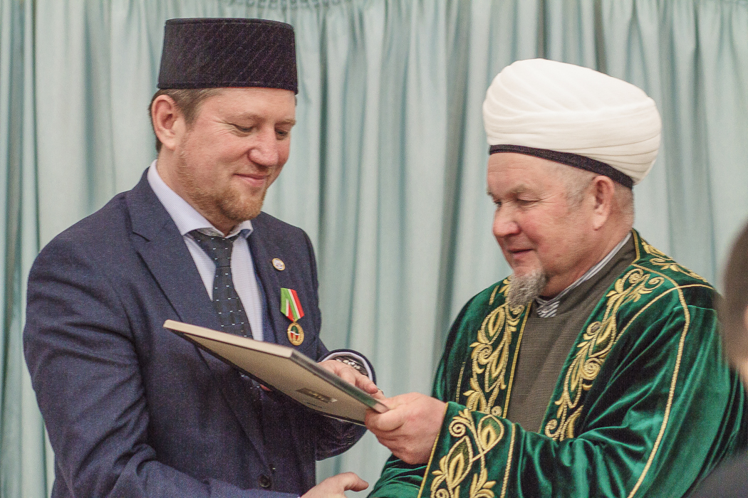 Фазлыев передал от муфтия слова поздравления председателю фонда «Ярдэм» и вручил ему медаль