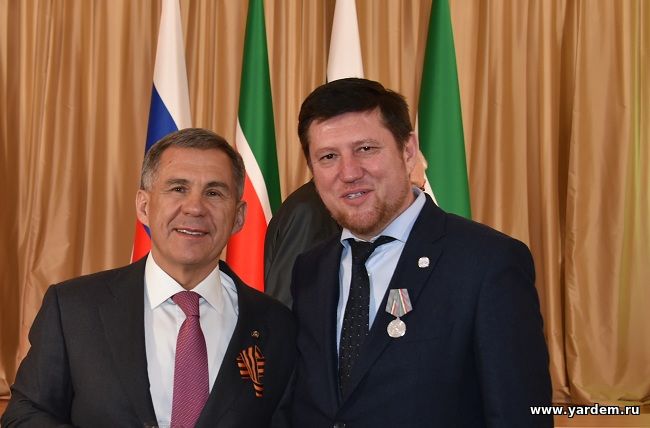 Рустам Минниханов вручил медаль «За доблестный труд» Илдару Баязитову