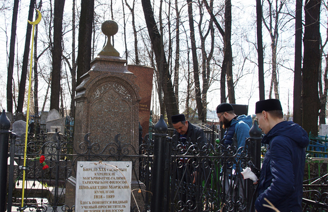 В Казани прошел общегородской субботник на Ново-Татарском кладбище