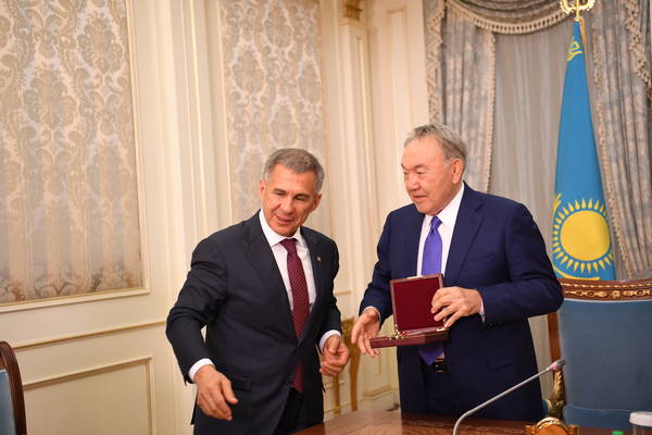 Рустам Миниханов вручил Назарбаеву орден Татарстана