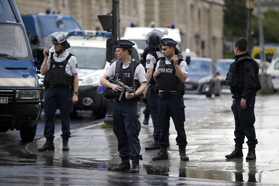 Перед мечетью в Париже автомобиль попытался въехать в толпу