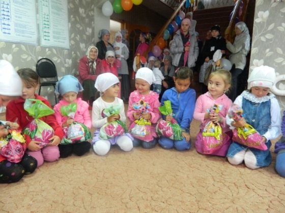 Раздача подарков детям в честь исламского праздника