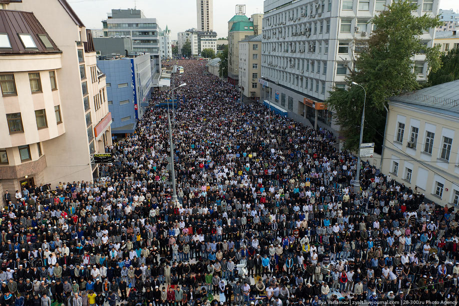 250 тысяч мусульман помолись в Москве в Ураза-байрам