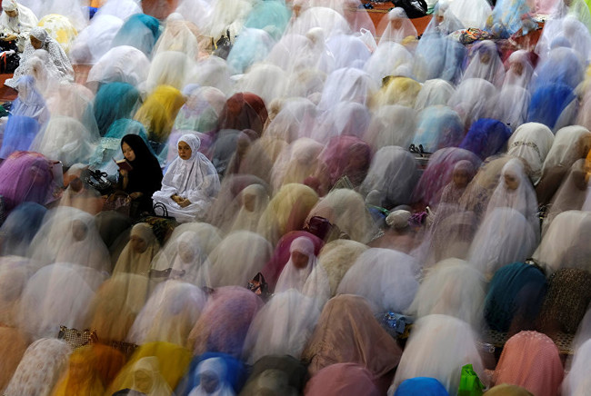 Индонезийские мусульмане молятся