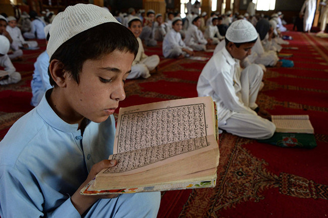 Афганские мальчики читают Коран