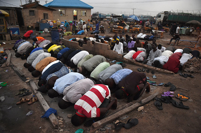 Люди молятся в первый день Рамадана в Ката-Ишери