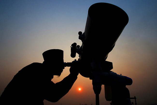 Улемы с помощью телескопа наблюдают за появлением новой луны