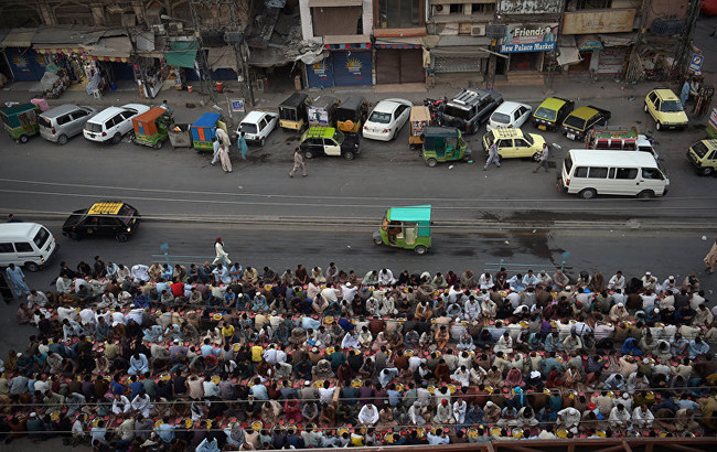 Пакистанцы молятся на улицах Равалпинди