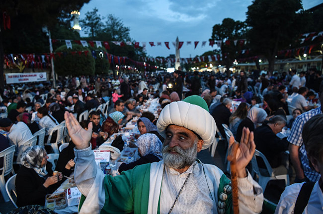 Мужчина в одежде в османском стиле радуется разговению